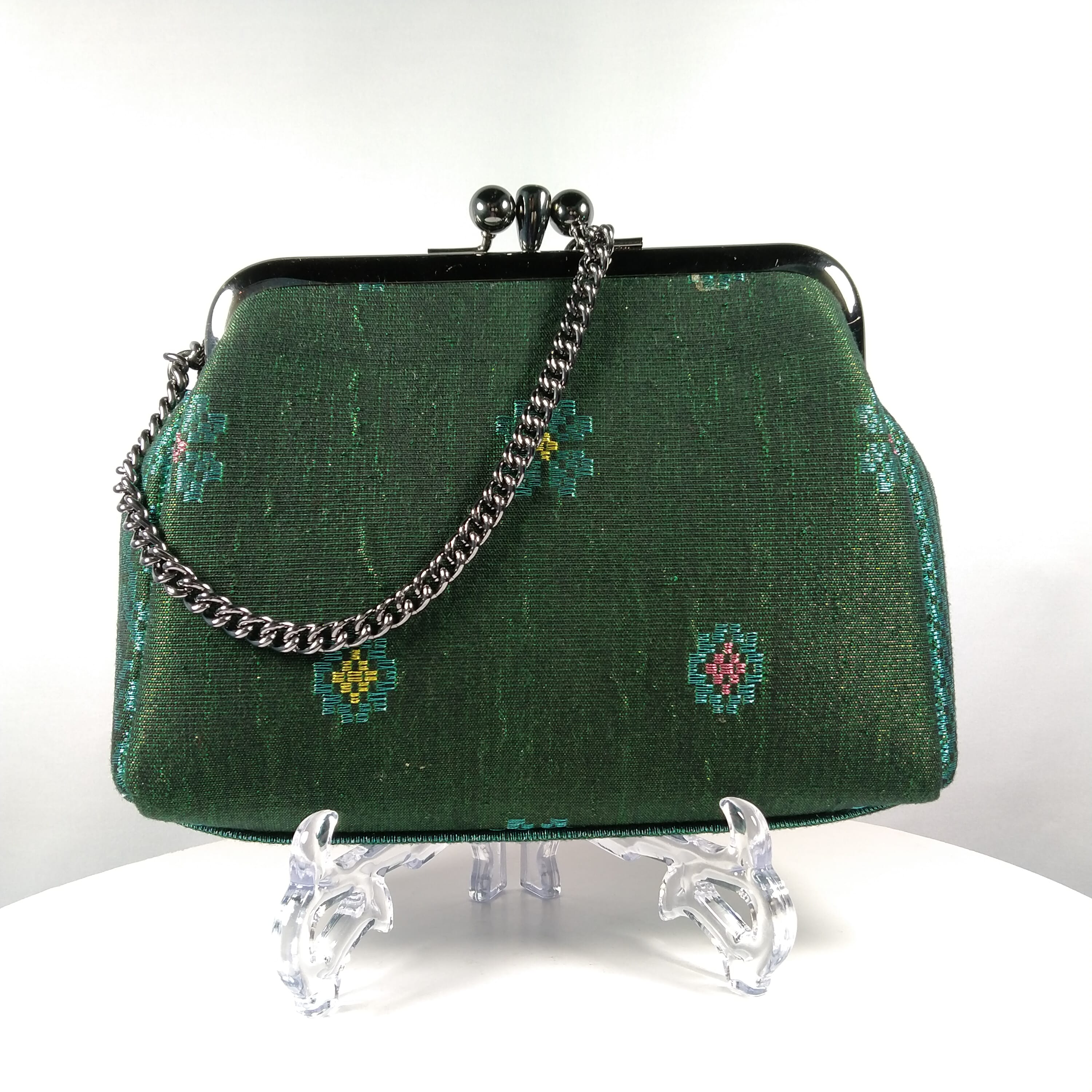 BT-W01_001 (FRONT VIEW WITH CHAIN)