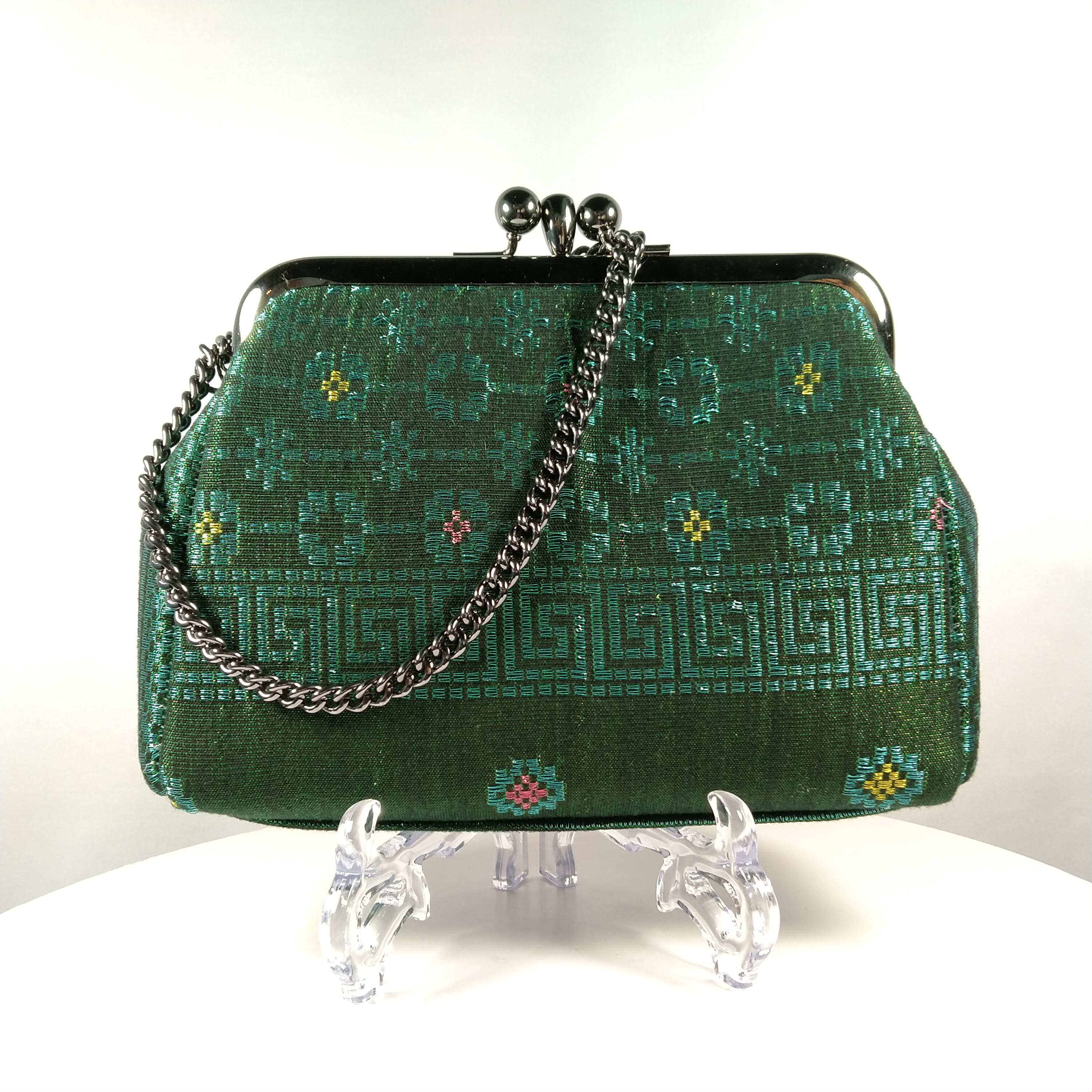 BT-W01_002 (FRONT VIEW WITH CHAIN)