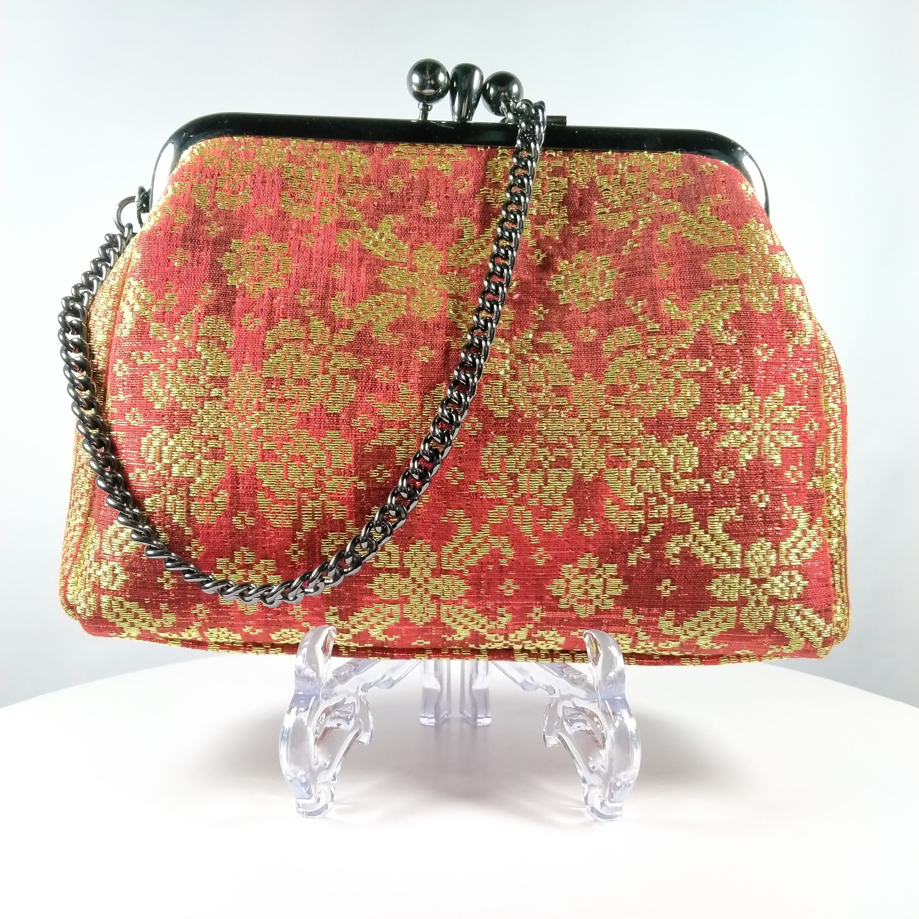 BT-W01_004 (FRONT VIEW WITH CHAIN)